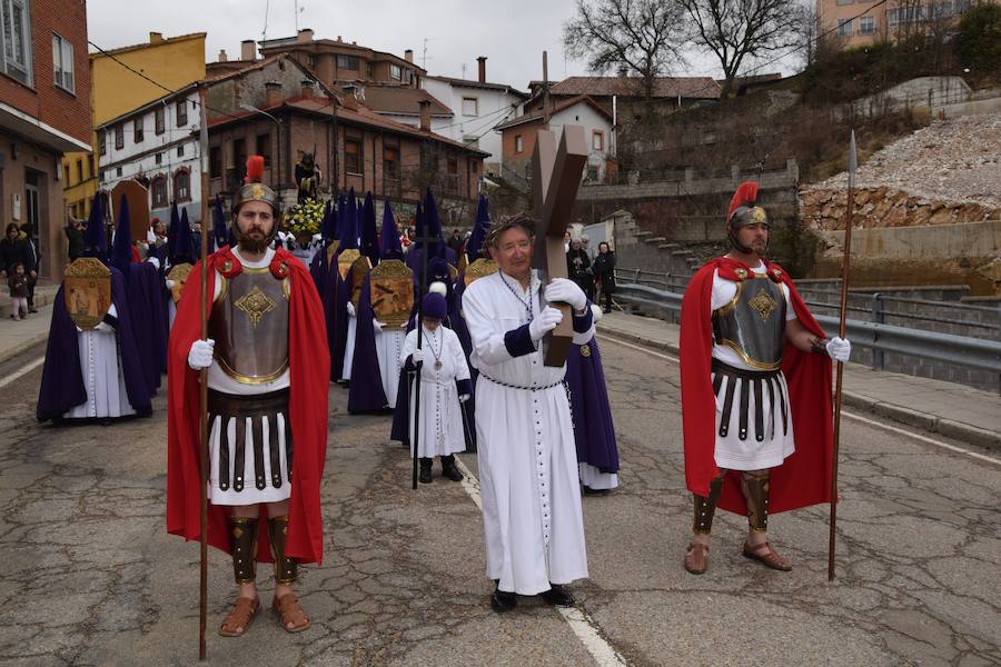 Fotos: La nieve impide la procesión general de Guardo, que sí celebra el Via Crucis