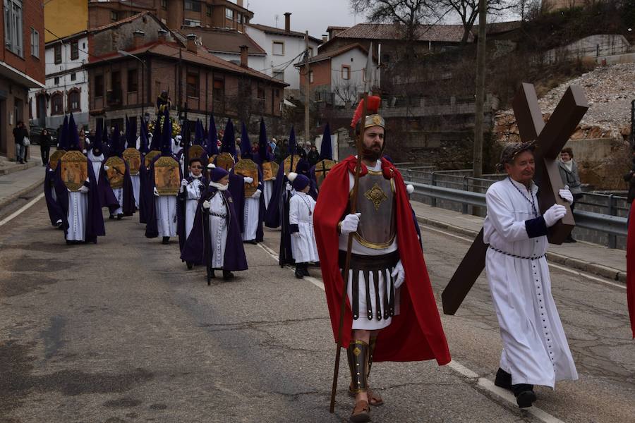 Fotos: La nieve impide la procesión general de Guardo, que sí celebra el Via Crucis