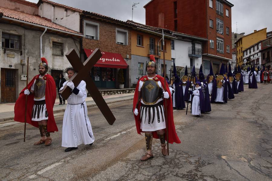 Fotos: La nieve impide la procesión general de Guardo, que sí celebra el Via Crucis