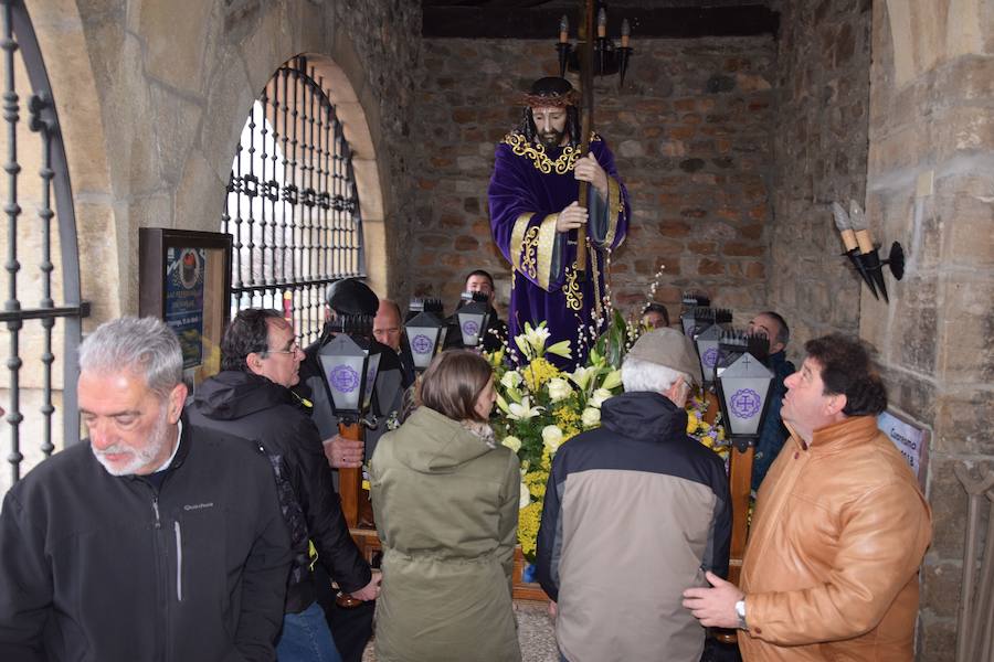 Fotos: La nieve impide la procesión general de Guardo, que sí celebra el Via Crucis