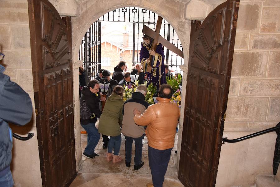 Fotos: La nieve impide la procesión general de Guardo, que sí celebra el Via Crucis