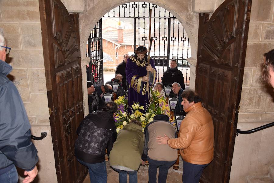 Fotos: La nieve impide la procesión general de Guardo, que sí celebra el Via Crucis