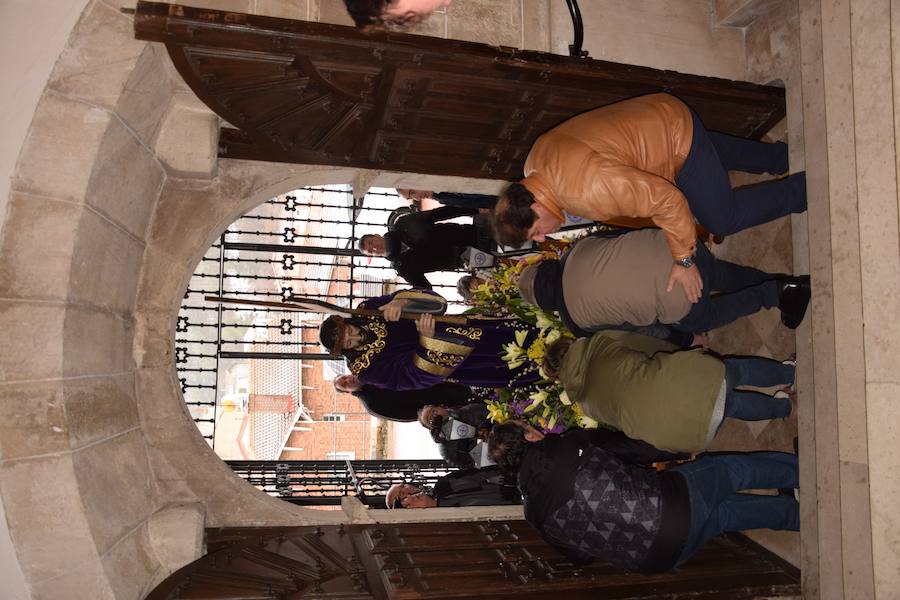 Fotos: La nieve impide la procesión general de Guardo, que sí celebra el Via Crucis