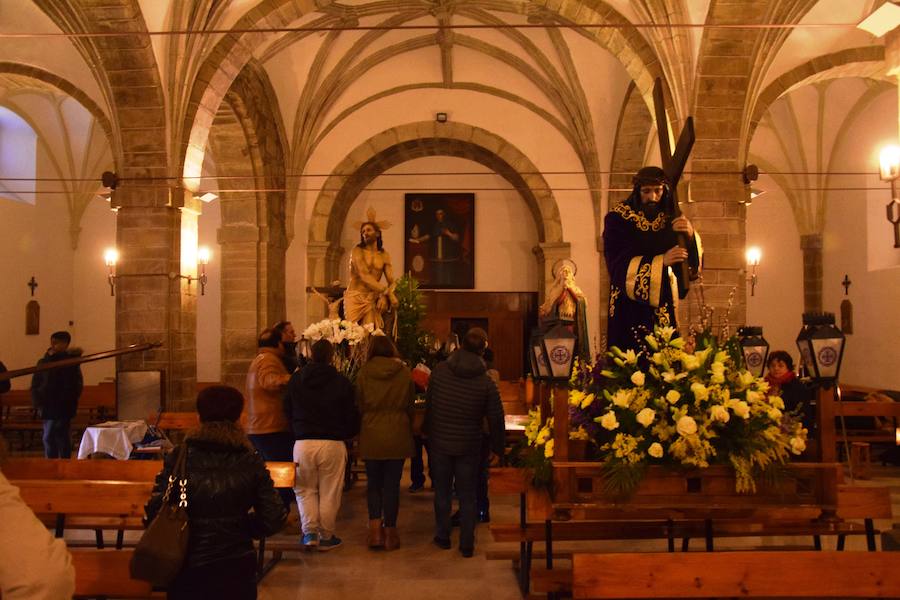 Fotos: La nieve impide la procesión general de Guardo, que sí celebra el Via Crucis