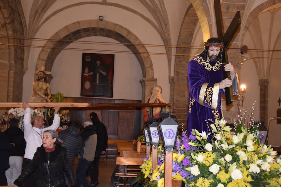 Fotos: La nieve impide la procesión general de Guardo, que sí celebra el Via Crucis