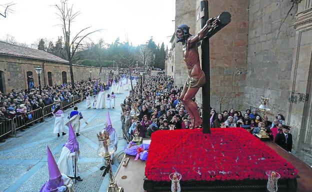 El paseo del Santísimo Cristo de la Agonía sale de las Úrsulas ante la atenta mirada del numeroso público que se concentró en la zona.