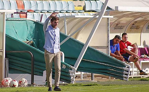 Pablo Cortés dando instrucciones desde la banda. 