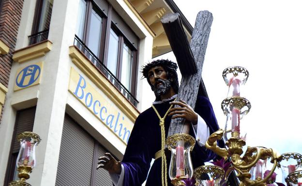 Galería. El Nazareno, a su paso por las calles de León.