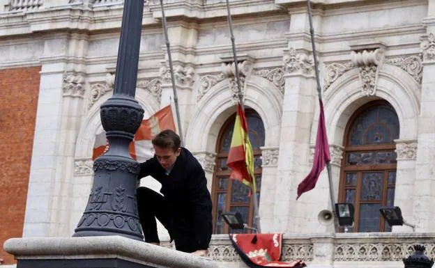 Banderas a media asta en el Ayuntamiento de Valladolid durante el Sermón de las Siete Palabras.