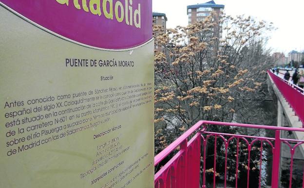 Los carteles del puente de Adolfo Suárez lucen aún la antigua denominación de García Morato.