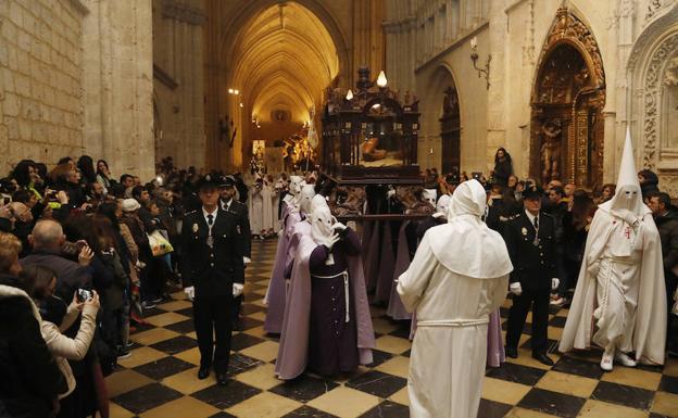 Los cofrades de Medinaceli portan el 'Santo Sepulcro' en la procesión en el interior de la catedral. 