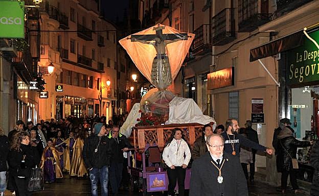 La venerada imagen del Cristo del Mercado, a cubierto, en su traslado por la Calle Real. 