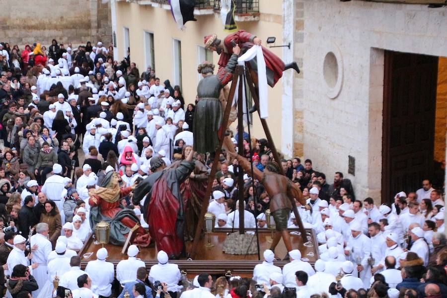 Un sentimiento mezcla de desilusión, tristeza y frustración fue el que se vivió el Viernes Santo en Medina de Rioseco cuando la lluvia hizo su aparición en el transcurso de la procesión de la Soledad. El agua mojó algunos de los centenarios pasos que procesionan ese día. 