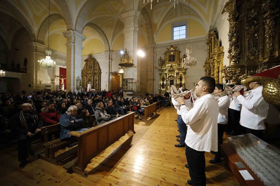 La lluvia, que empezó a caer a media tarde, hizo imposible que la Procesión Penitencial General del Viernes Santo se celebrase ayer en Peñafiel. 