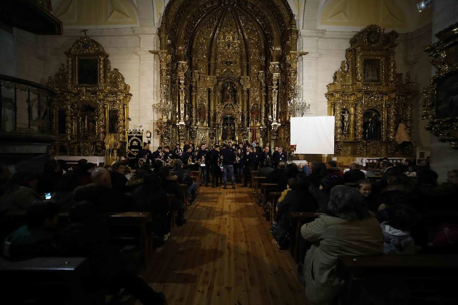 La lluvia, que empezó a caer a media tarde, hizo imposible que la Procesión Penitencial General del Viernes Santo se celebrase ayer en Peñafiel. 