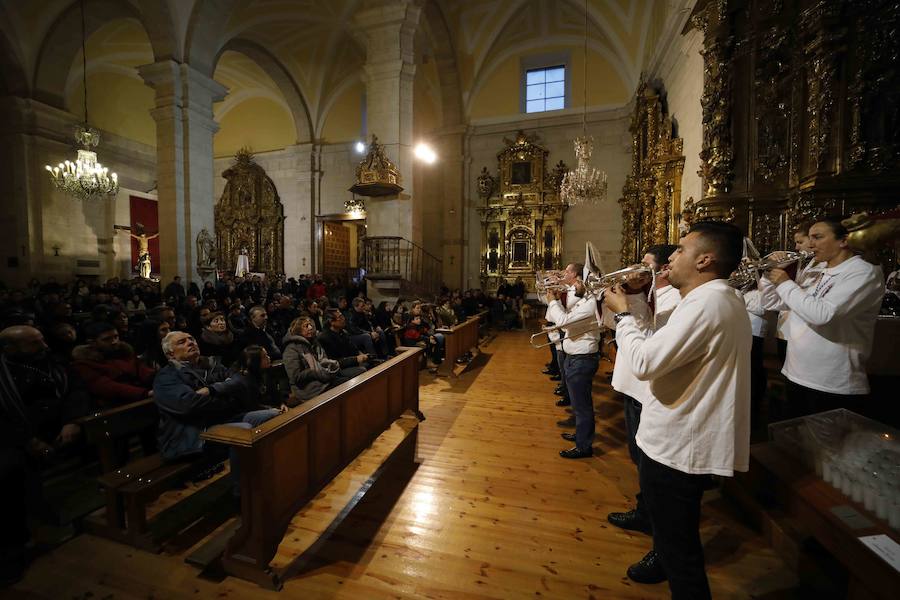 La lluvia, que empezó a caer a media tarde, hizo imposible que la Procesión Penitencial General del Viernes Santo se celebrase ayer en Peñafiel. 