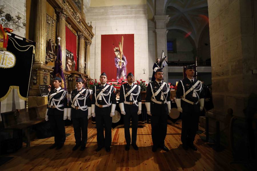 La lluvia, que empezó a caer a media tarde, hizo imposible que la Procesión Penitencial General del Viernes Santo se celebrase ayer en Peñafiel. 