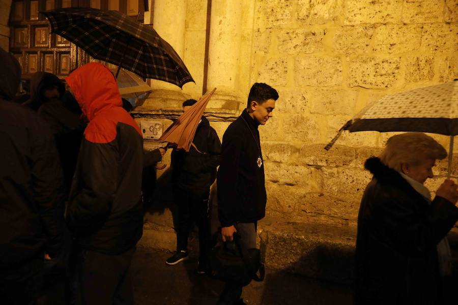 La lluvia, que empezó a caer a media tarde, hizo imposible que la Procesión Penitencial General del Viernes Santo se celebrase ayer en Peñafiel. 