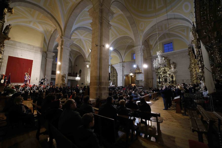 La lluvia, que empezó a caer a media tarde, hizo imposible que la Procesión Penitencial General del Viernes Santo se celebrase ayer en Peñafiel. 