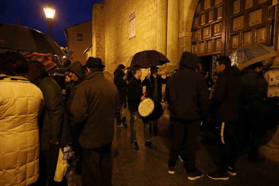 La lluvia, que empezó a caer a media tarde, hizo imposible que la Procesión Penitencial General del Viernes Santo se celebrase ayer en Peñafiel. 
