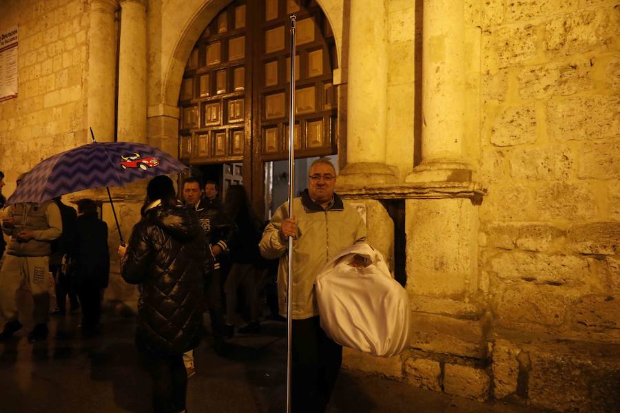 La lluvia, que empezó a caer a media tarde, hizo imposible que la Procesión Penitencial General del Viernes Santo se celebrase ayer en Peñafiel. 