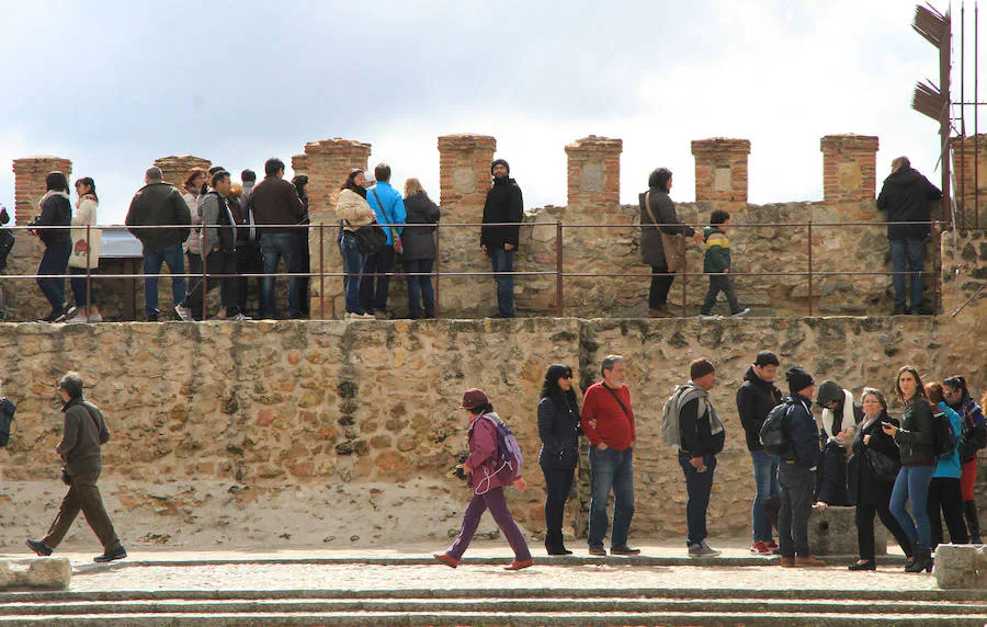 Fotos: Los turistas llenan Segovia en Semana Santa