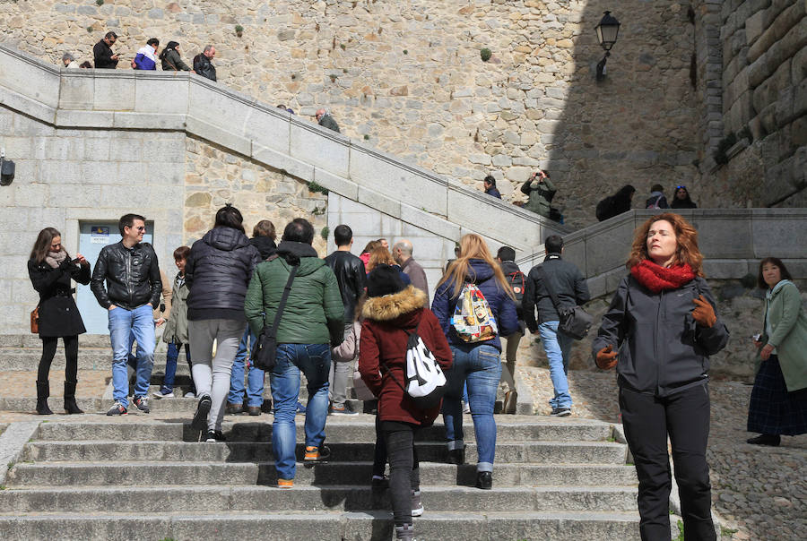 Fotos: Los turistas llenan Segovia en Semana Santa