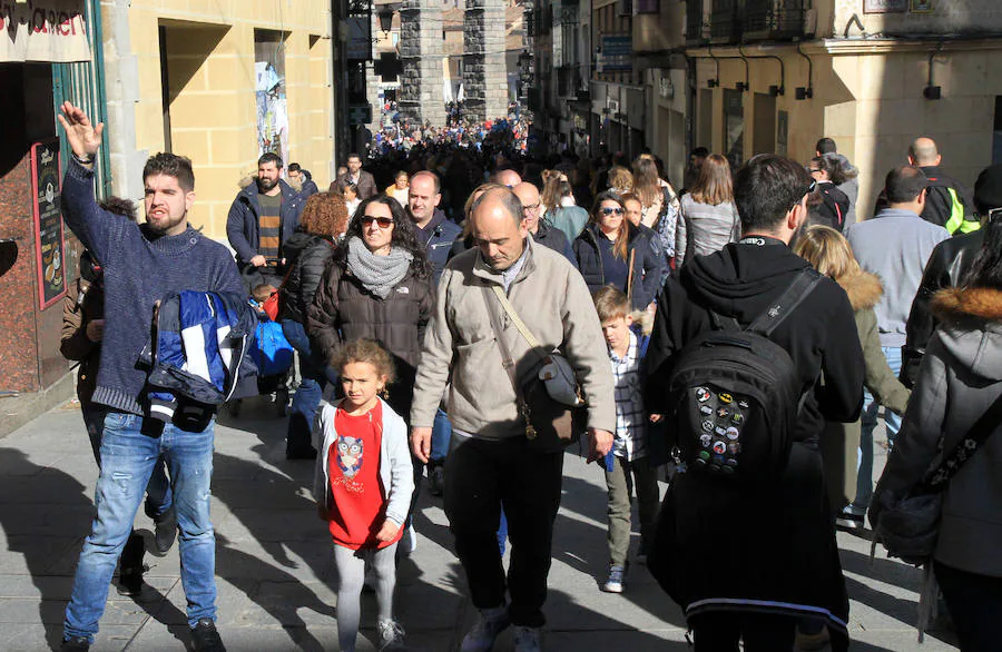 Fotos: Los turistas llenan Segovia en Semana Santa