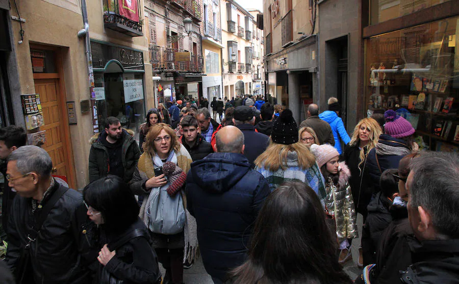 Fotos: Los turistas llenan Segovia en Semana Santa