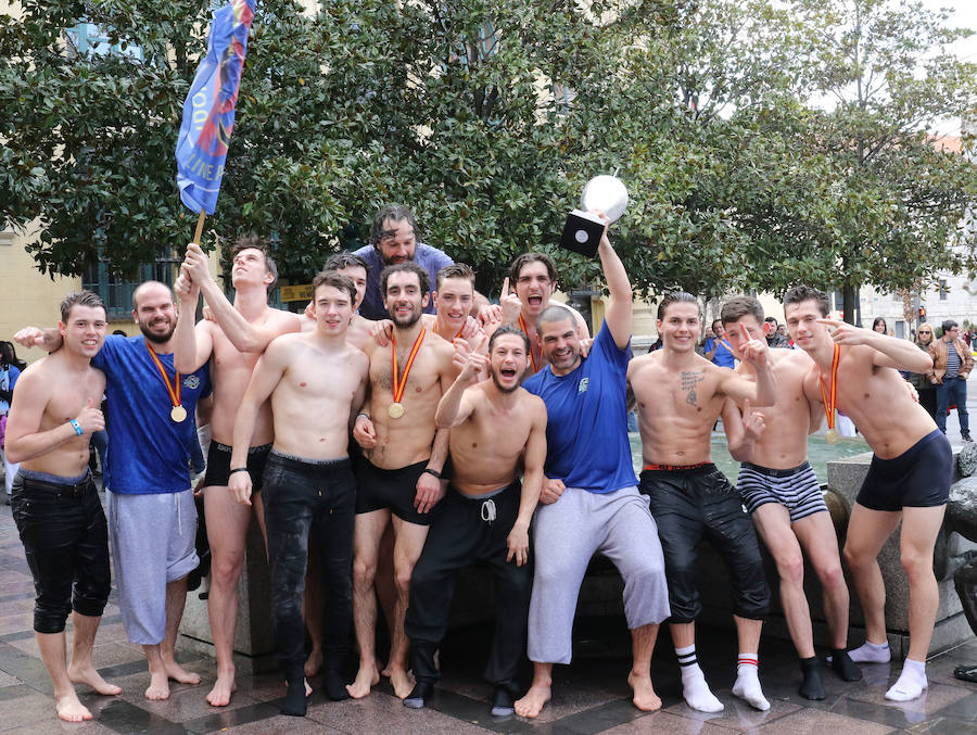 Fotos: El CPLV celebra su Copa del Rey en la fuente de la Plaza de la Rinconada