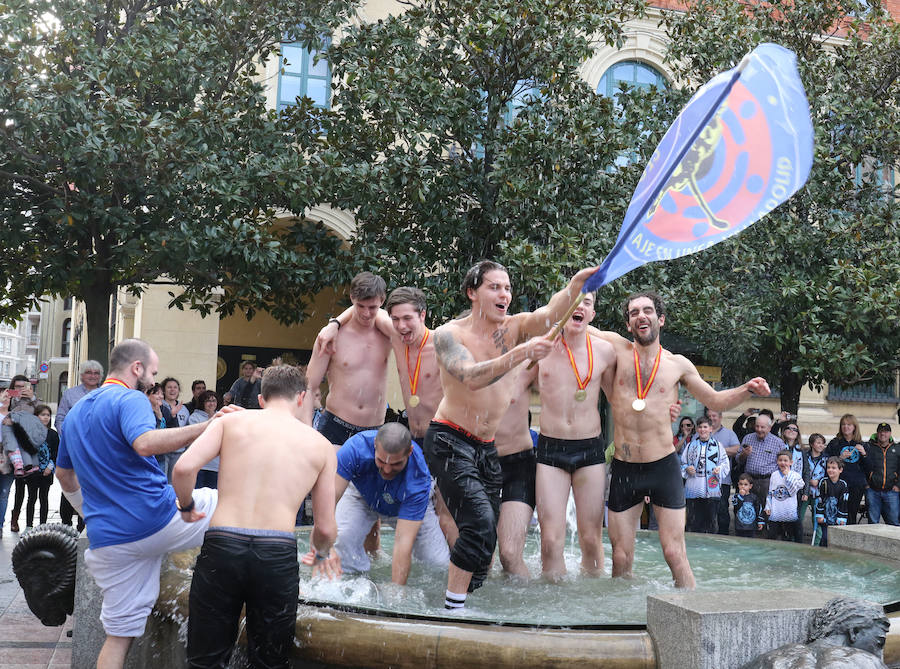 Fotos: El CPLV celebra su Copa del Rey en la fuente de la Plaza de la Rinconada