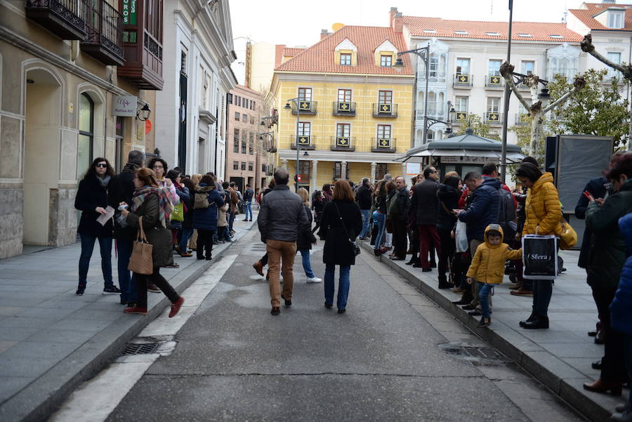 Centenares de personas acompañaron durante la tarde de ayer al Cristo fallecido en la tradicional procesión de la Cofradía del Santo Entierro. Lo hicieron durante su marcha desde la céntrica iglesia Conventual del Real Monasterio de San Joaquín y Santa Ana. 