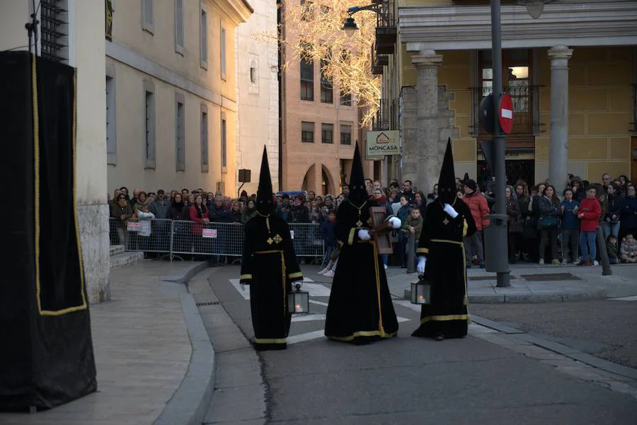 Centenares de personas acompañaron durante la tarde de ayer al Cristo fallecido en la tradicional procesión de la Cofradía del Santo Entierro. Lo hicieron durante su marcha desde la céntrica iglesia Conventual del Real Monasterio de San Joaquín y Santa Ana. 