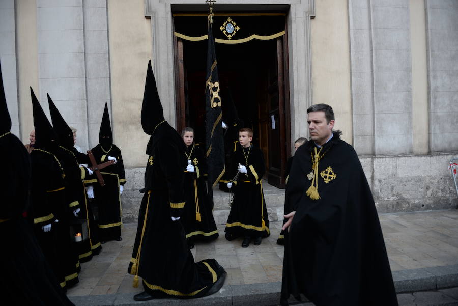 Centenares de personas acompañaron durante la tarde de ayer al Cristo fallecido en la tradicional procesión de la Cofradía del Santo Entierro. Lo hicieron durante su marcha desde la céntrica iglesia Conventual del Real Monasterio de San Joaquín y Santa Ana. 