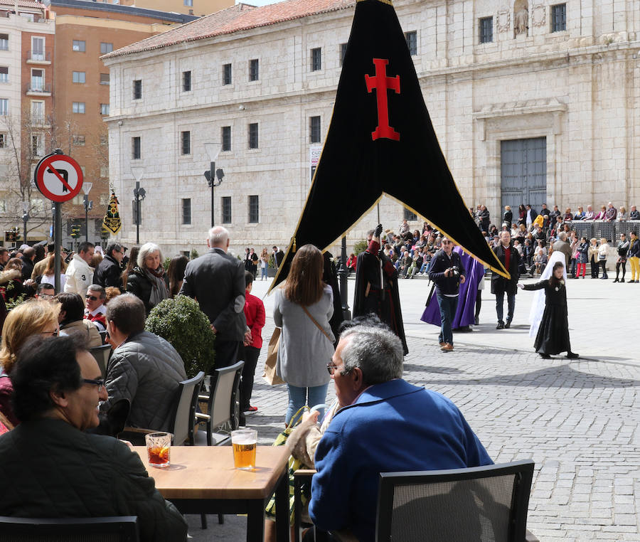 Con la homolía que ha oficiado el arzobispo de Valladolid, Ricardo Blázquez en la catedral y la procesión del Encuantro se pone punto y final a la Pasión vallisoletana, que este año se ha visto marcada por la suspensión de la Procesión General del Viernes Santo. 