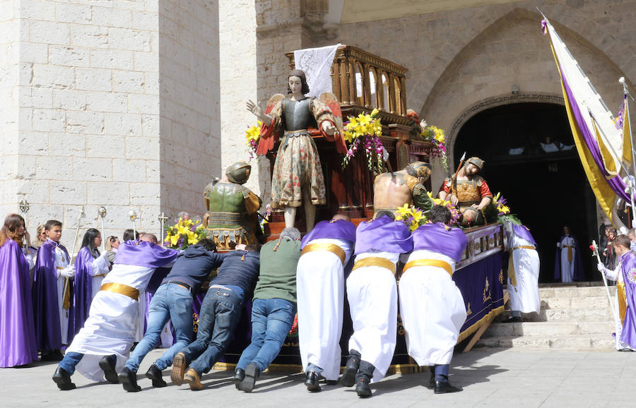 Con la homolía que ha oficiado el arzobispo de Valladolid, Ricardo Blázquez en la catedral y la procesión del Encuantro se pone punto y final a la Pasión vallisoletana, que este año se ha visto marcada por la suspensión de la Procesión General del Viernes Santo. 