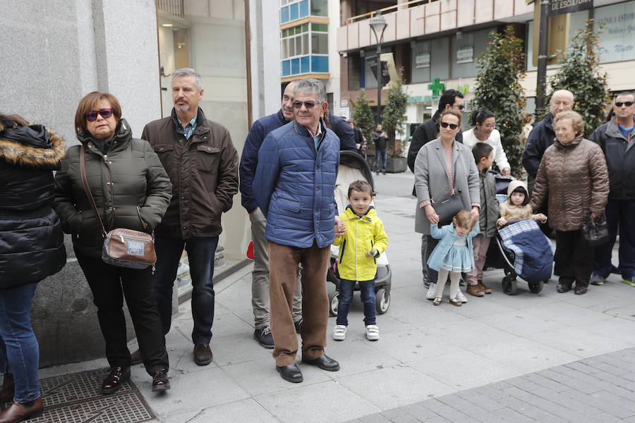 Fotos: Si has estado en la procesión del Encuentro del Domingo Resurrección, búsquese entre el público