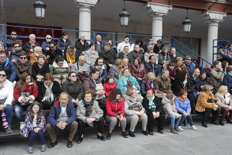 Fotos: Si has estado en la procesión del Encuentro del Domingo Resurrección, búsquese entre el público