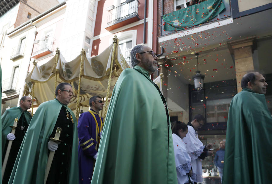 Fotos: El Rompimiento del Velo despide la Semana Santa de Palencia