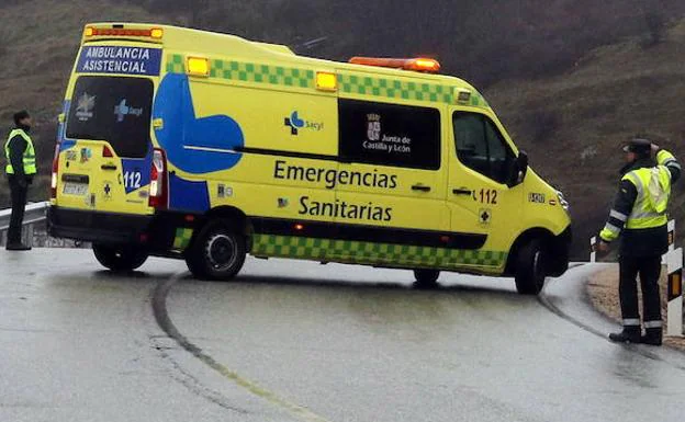 Una ambulancia de Sacyl en un accidente en la provincia. 