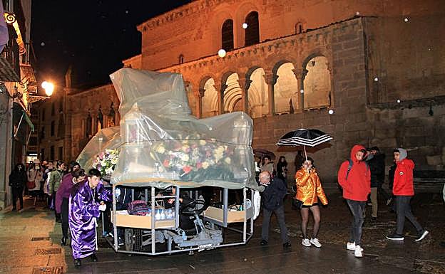 Traslado. El paso de La Flagelación del Señor es conducido por la Calle Real camino de Nueva Segovia. 