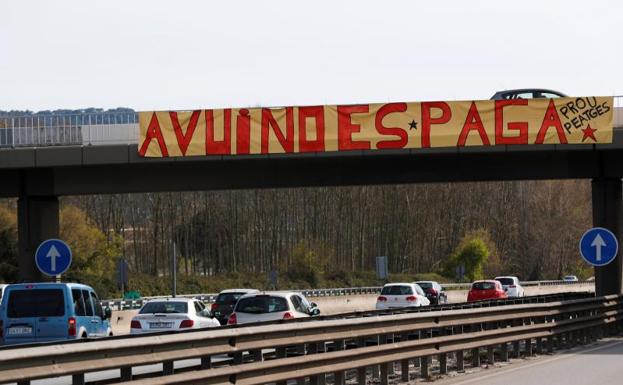 Mensaje en la Ap-7 animando a los conductores a no pagar el peaje.