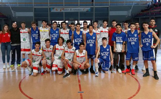 El equipo cadete del CB Tormes posa con uno de sus rivales en Valencia. 