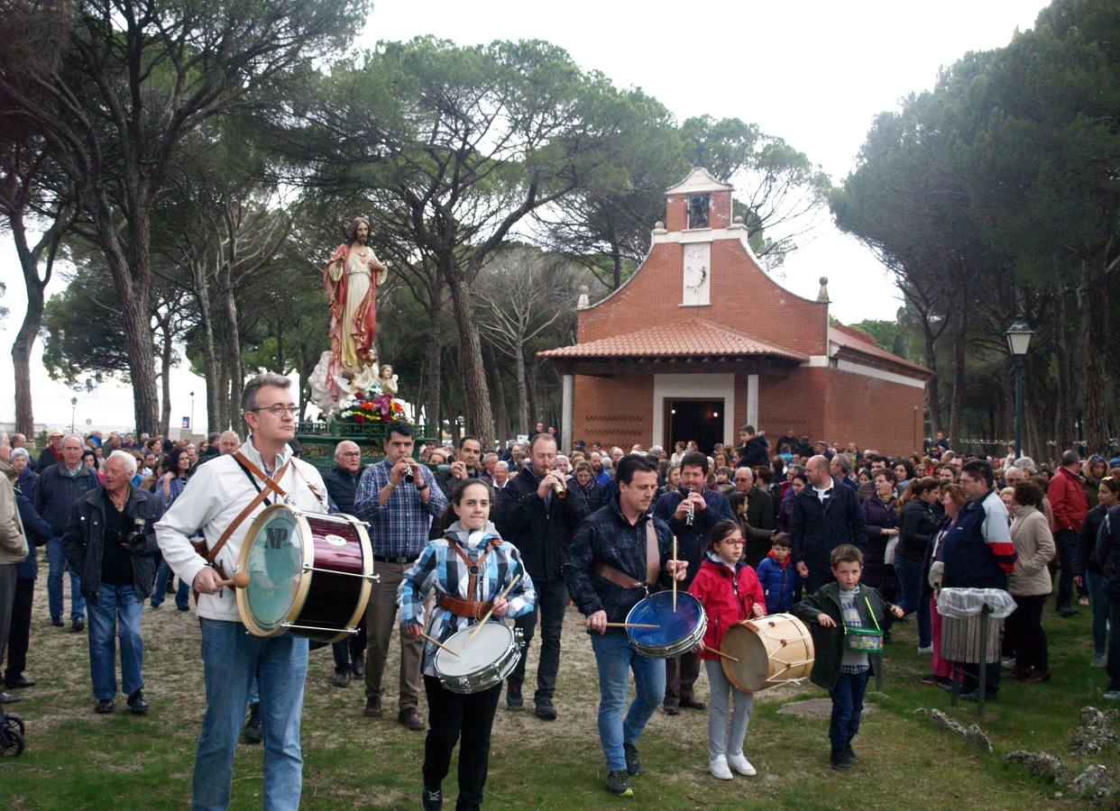 La imagen del Cristo fue procesionada a hombros durante casi dos horas por el pinar más próximo al río Pirón