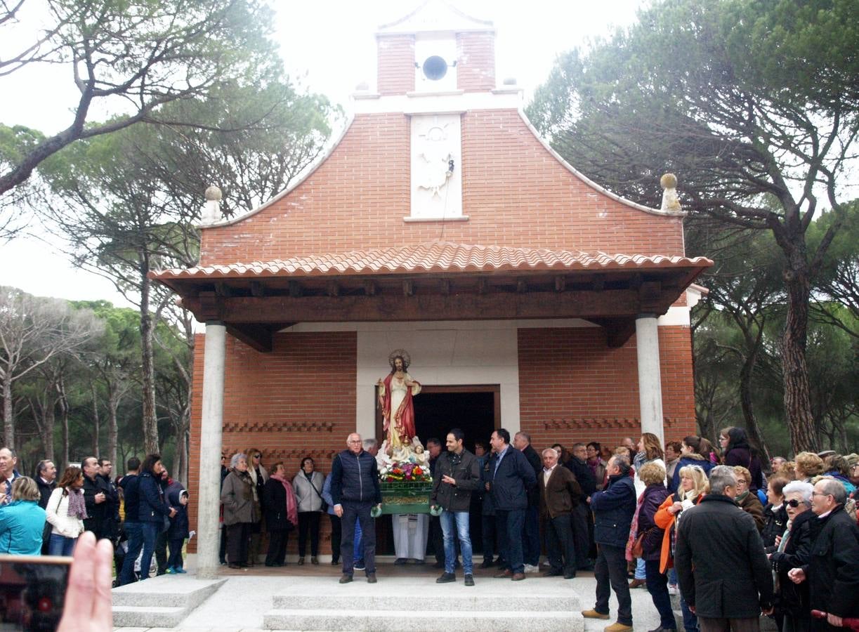 La imagen del Cristo fue procesionada a hombros durante casi dos horas por el pinar más próximo al río Pirón