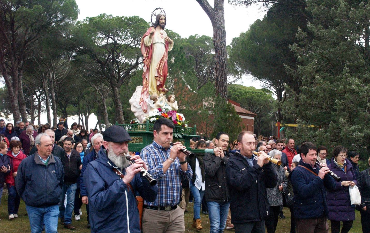La imagen del Cristo fue procesionada a hombros durante casi dos horas por el pinar más próximo al río Pirón