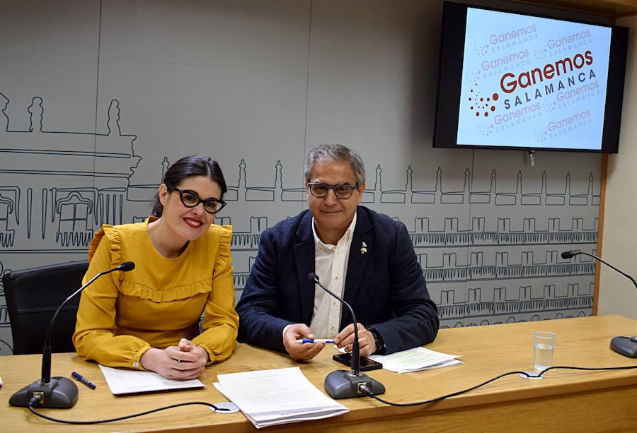 Los ediles de Ganemos, Virginia Carrera y Gabriel Risco, comparecen ante los periodistas. 
