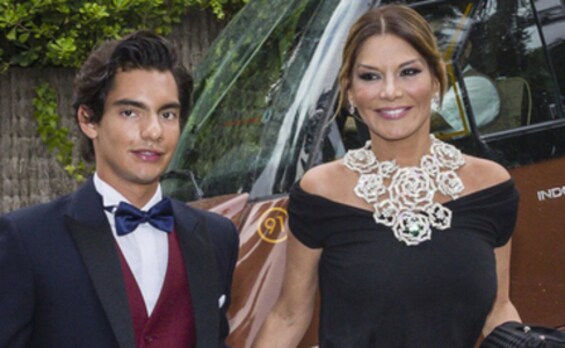 Alejandro Reyes, junto a su madre, Ivonne. 