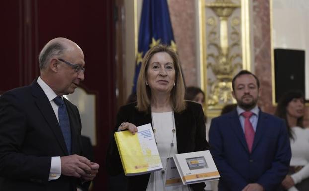 El ministro de Hacienda, Cristóbal Montoro, entrega los Prespuestos de 2018 a la presidenta del Congreso Ana Pastor. 