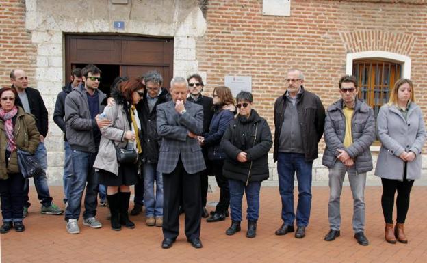 El alcalde de Laguna y los concejales arropan a la familia de Irene Baladrón durante el minuto de silencio.